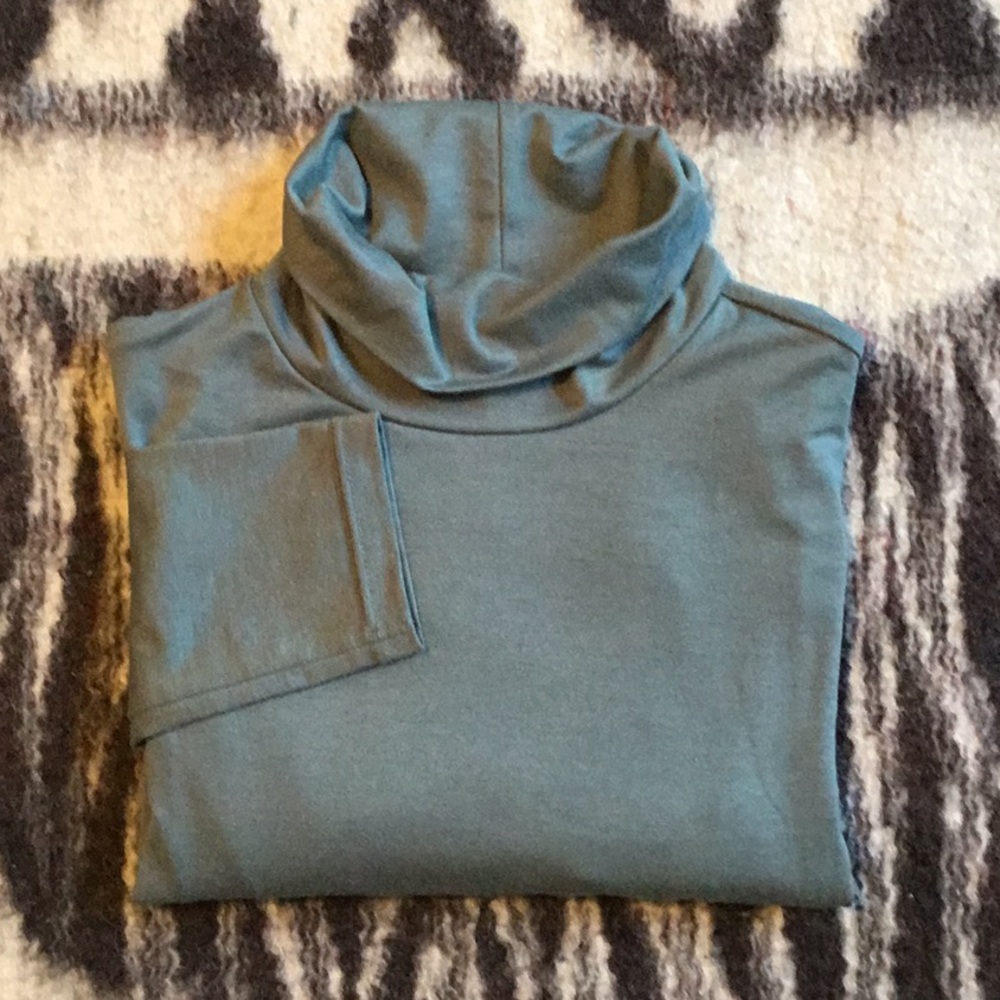 Uniqlo “Heattech” turtleneck baselayer